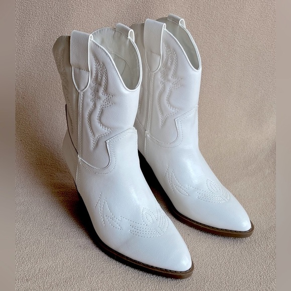 White Vegan Leather Western Booties NEW-Cowboy-Cowgirl-Faux-Heeled-Country-Boho - Picture 2 of 5